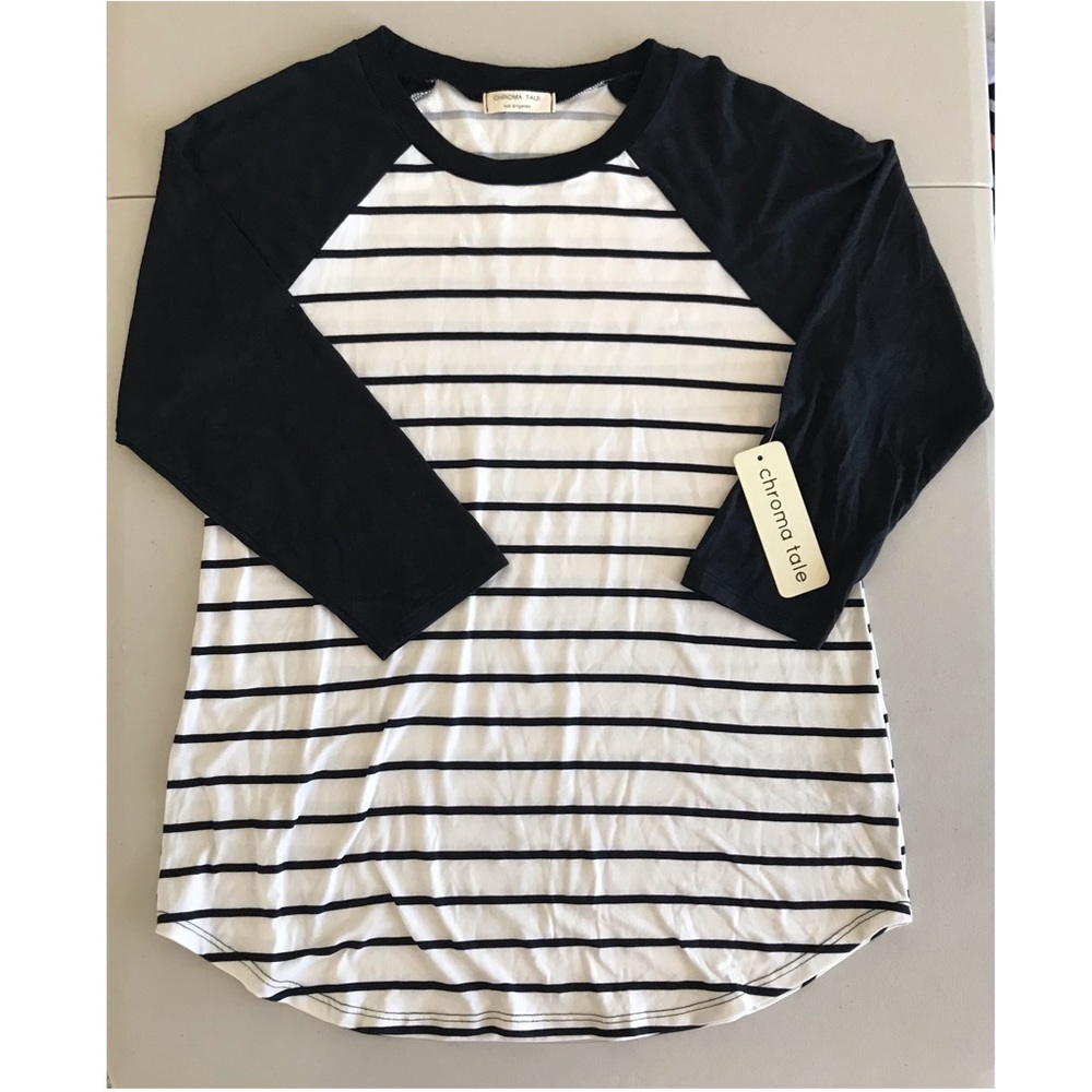 Chroma Tale // NWT Women’s Black & White Striped Quarter Sleeve Top